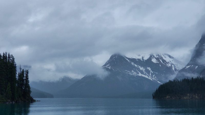 ridge-in-maligne-lake