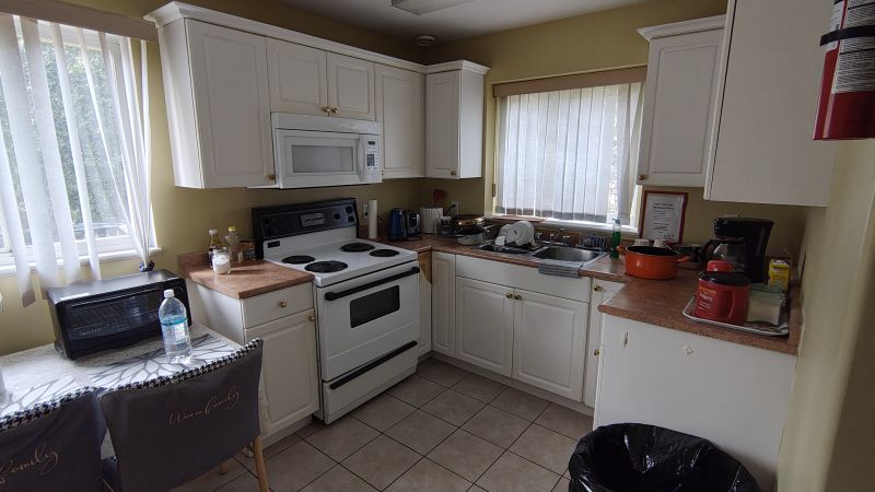vancouver-Llt-Fraser-HomeAway-kitchen