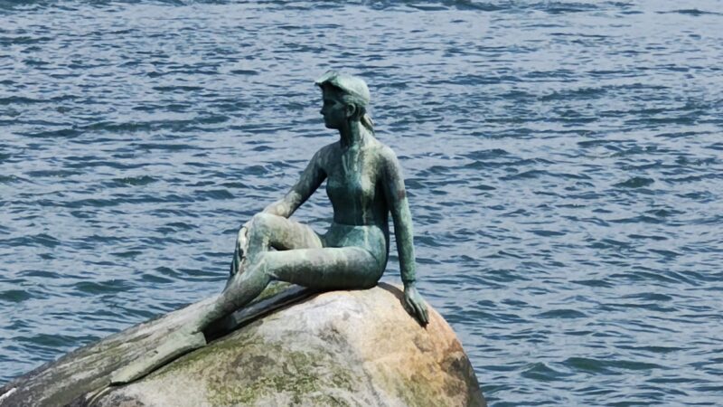 vancouver-stanley-park-girl-in-wetsuit