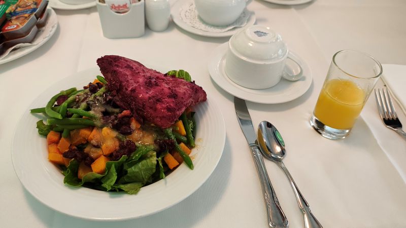 via-rail-canada-lunch-in-dinning-car