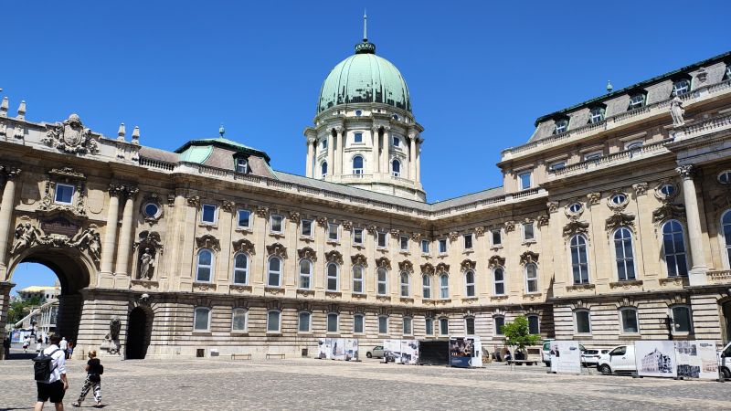 budapest-buda-castle-courtyars