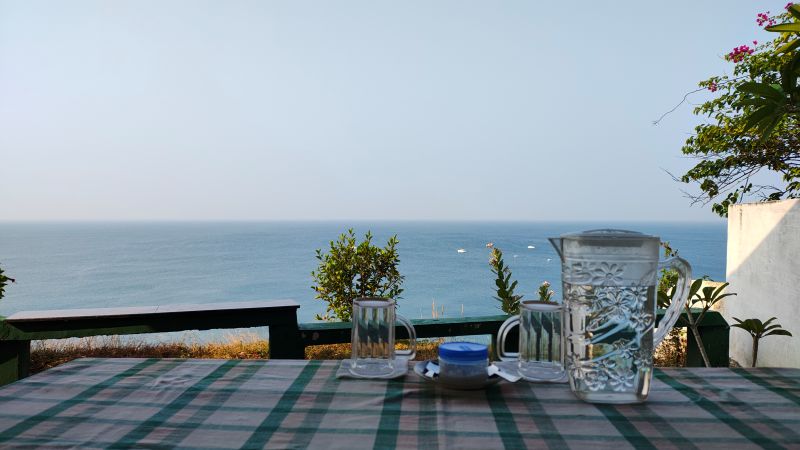 ヴァルカラ（Varkala）の宿からアラビア海を望む