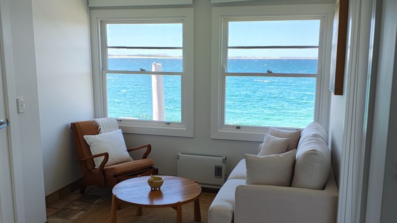 シドニー近郊海辺の街バンディーナ（Bundeena）で借りた部屋の窓越しに見える海