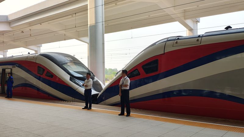 ラオス・ビエンチャン駅で出発を待つラオス中国鉄道の列車